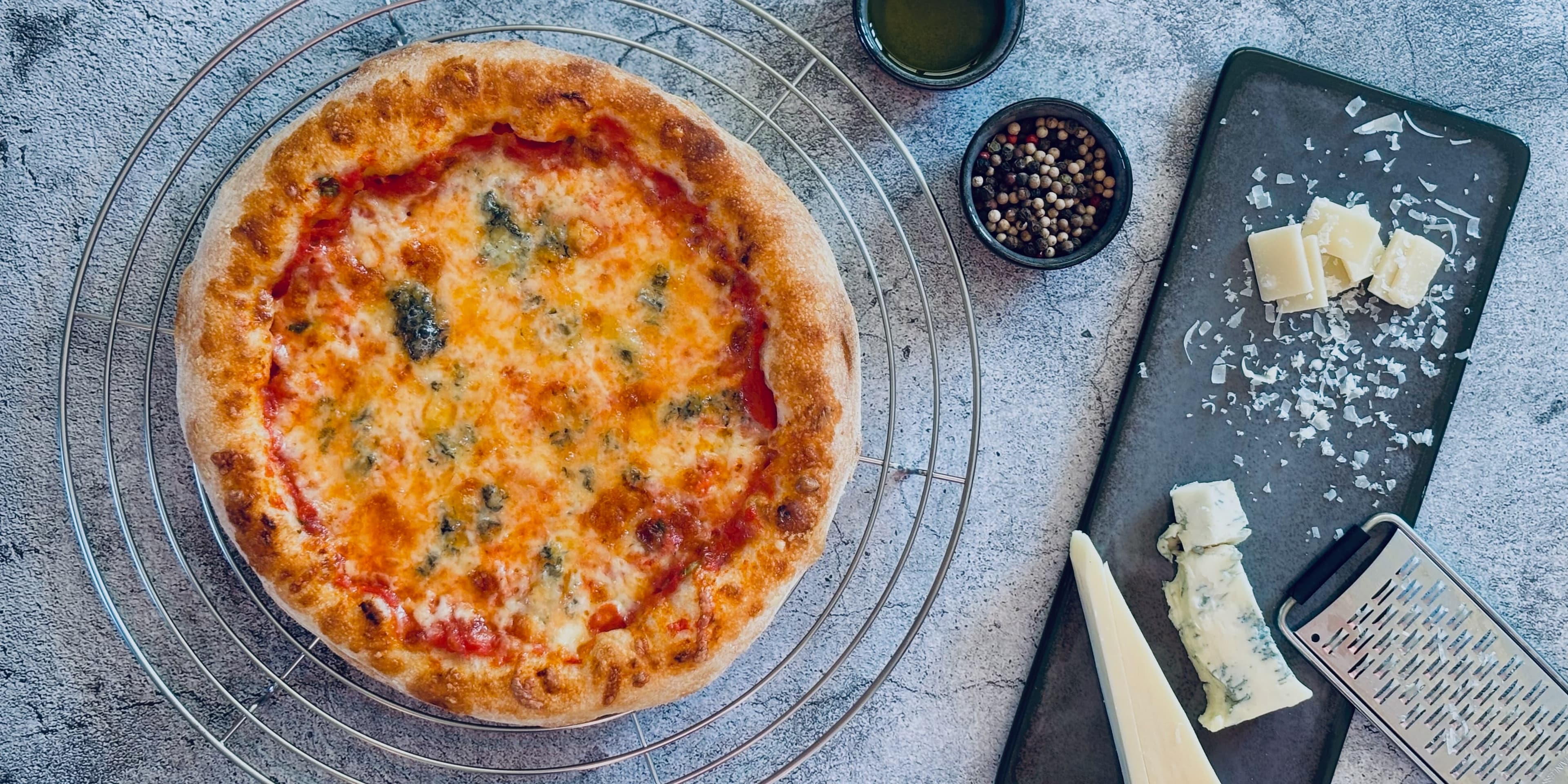 Knusprige Vier Käse Pizza auf Backstahl gebacken