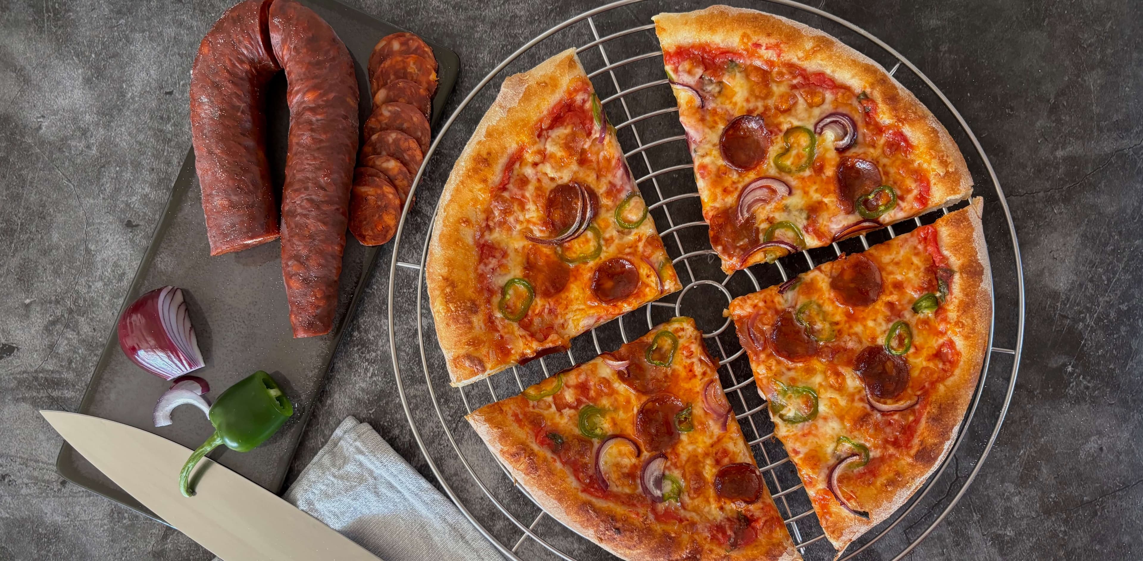 Frisch gebackene Pizza Diavola - knusprig auf einem Pizzastein gebacken