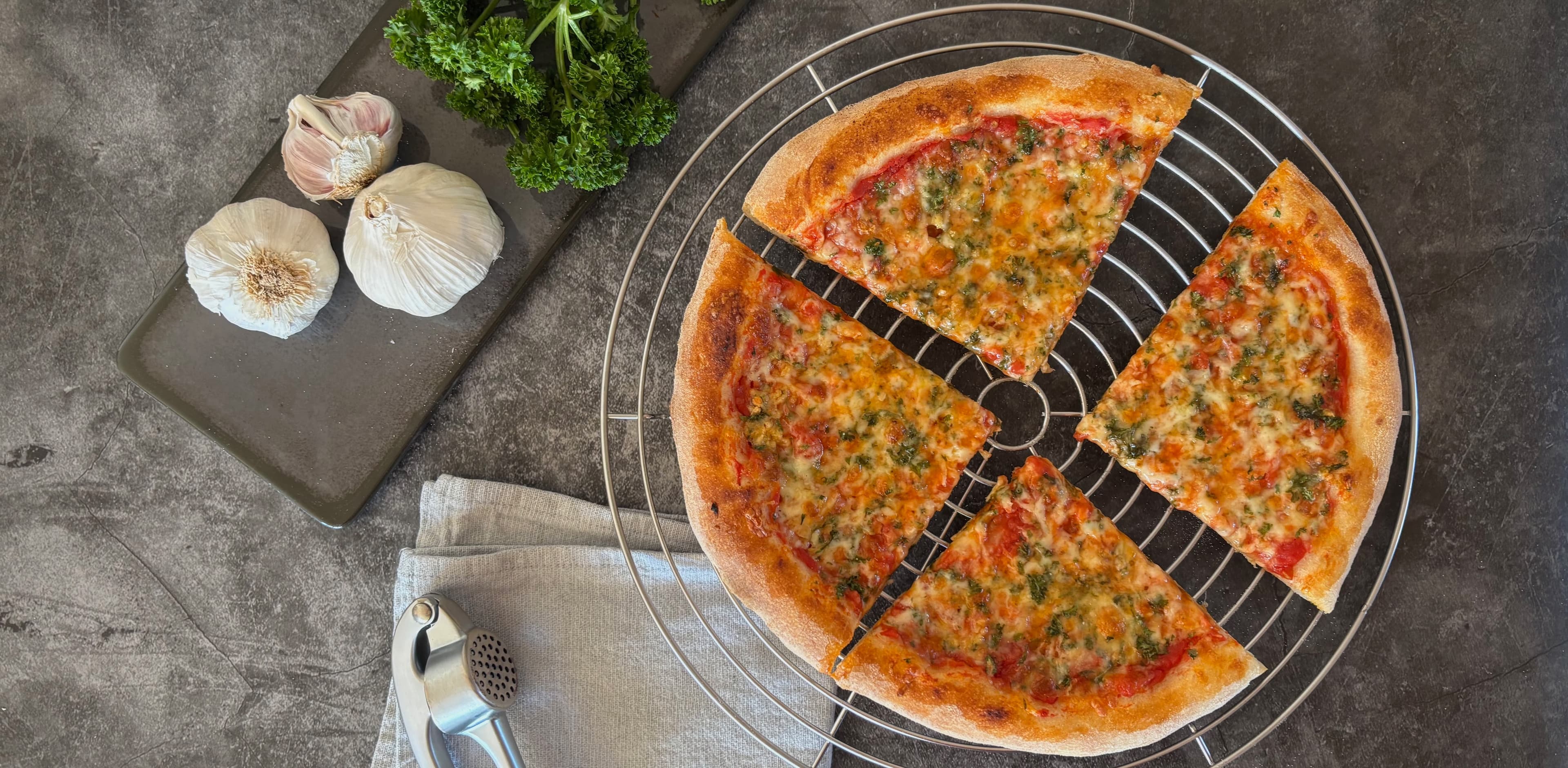 Pizza mit Knoblauch und Petersilie