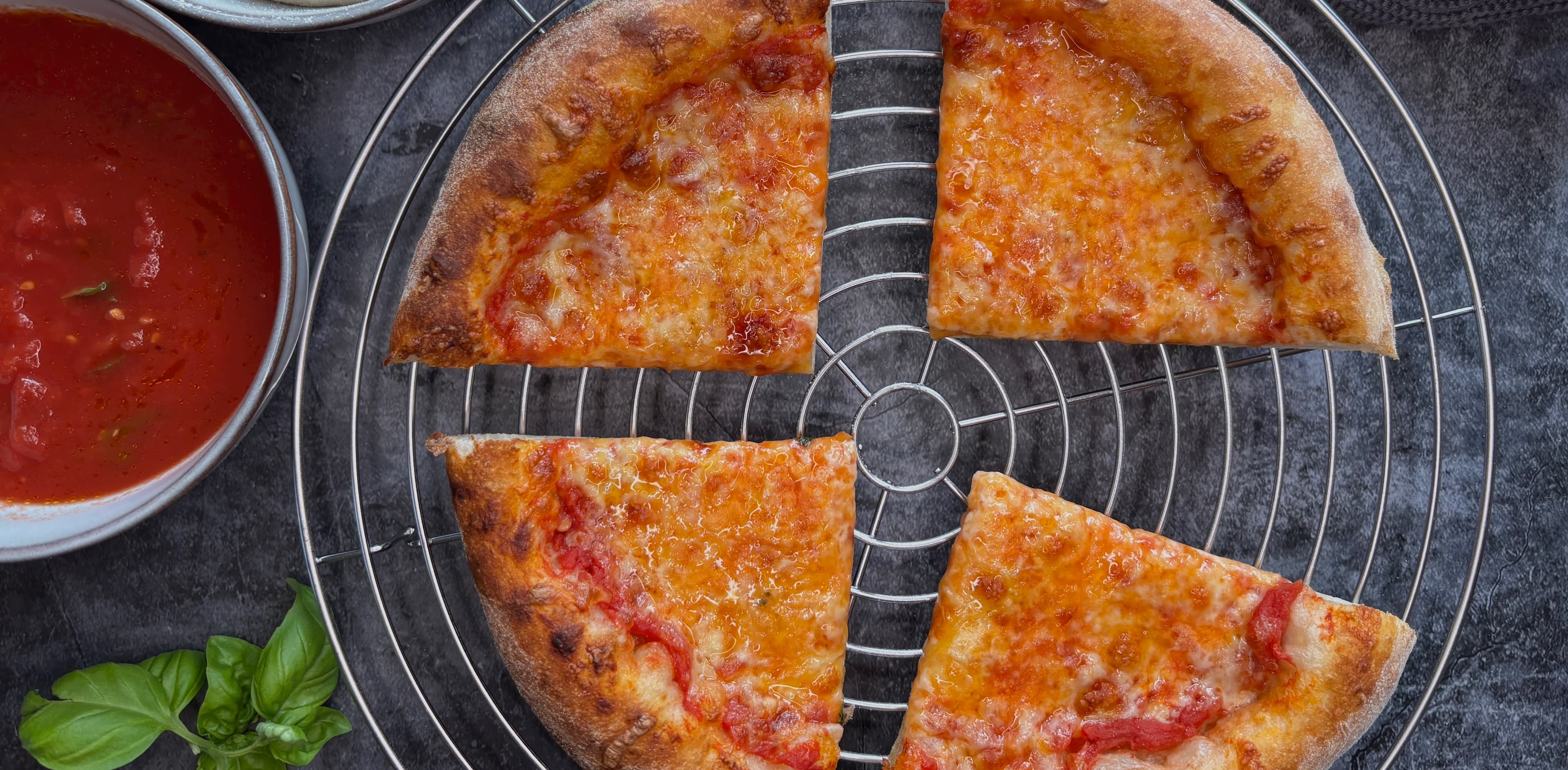 Pizza Margherita mit Tomatensoße und schnittfestem Mozzarella Pizza Margherita